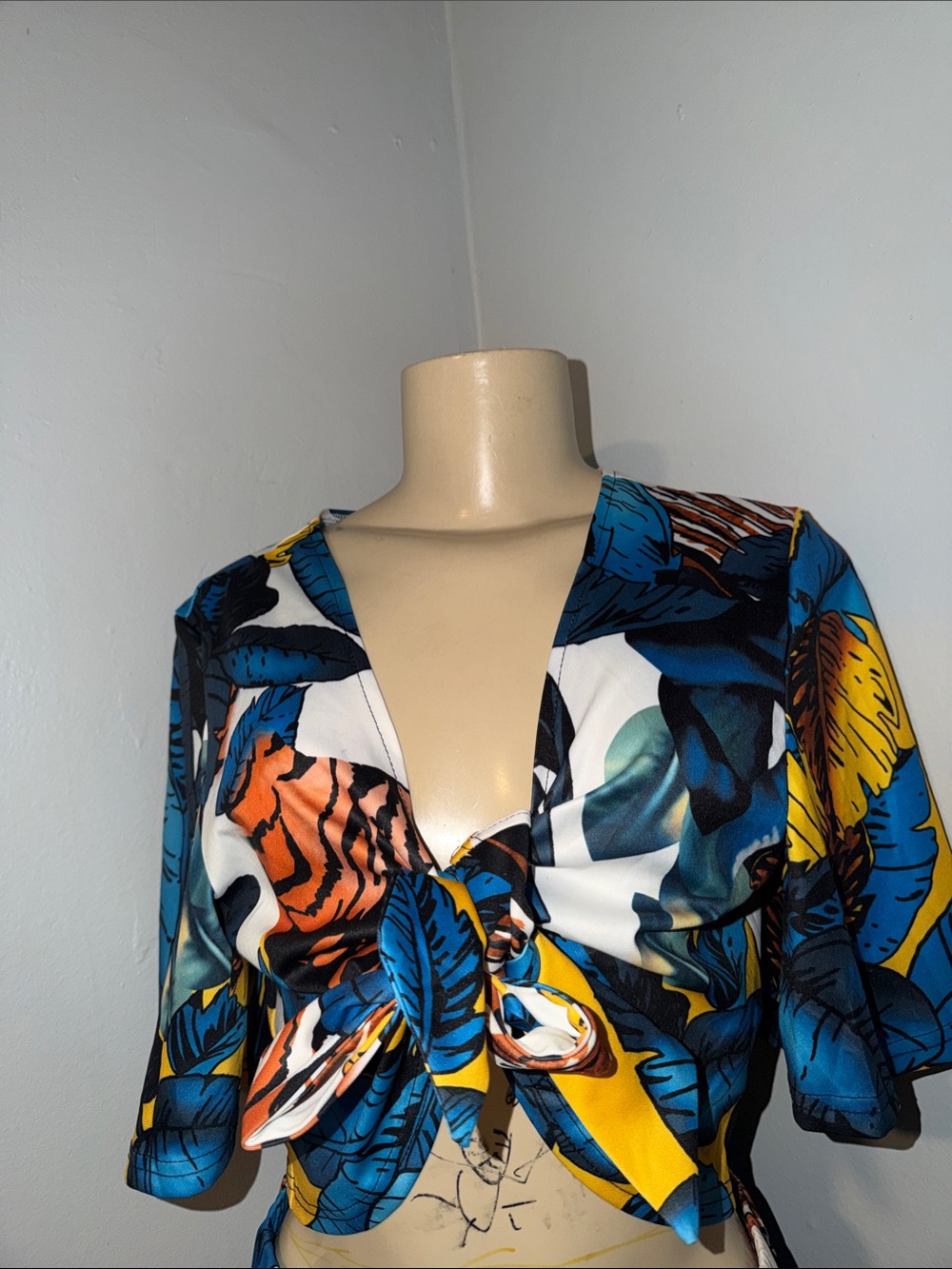 Tropical 2-Piece Set - Front Tie Crop Top & Wide Leg Pants - - Picture 3 of 4